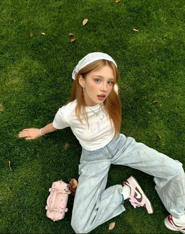 Girl Photo Simple Aesthetic