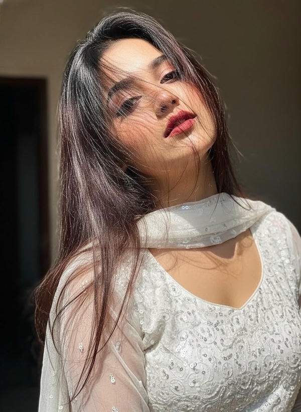 Simple Girl dp for Instagram cute