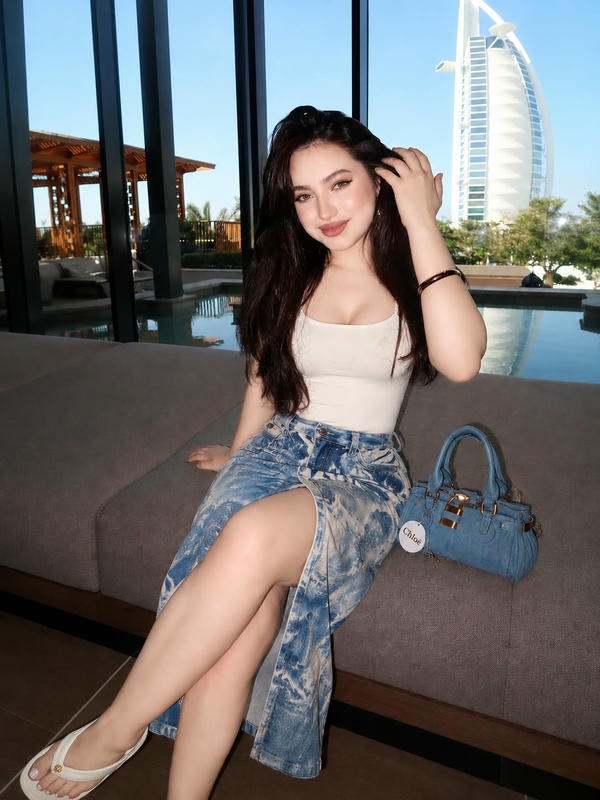 Beautiful Girl Photo Simple