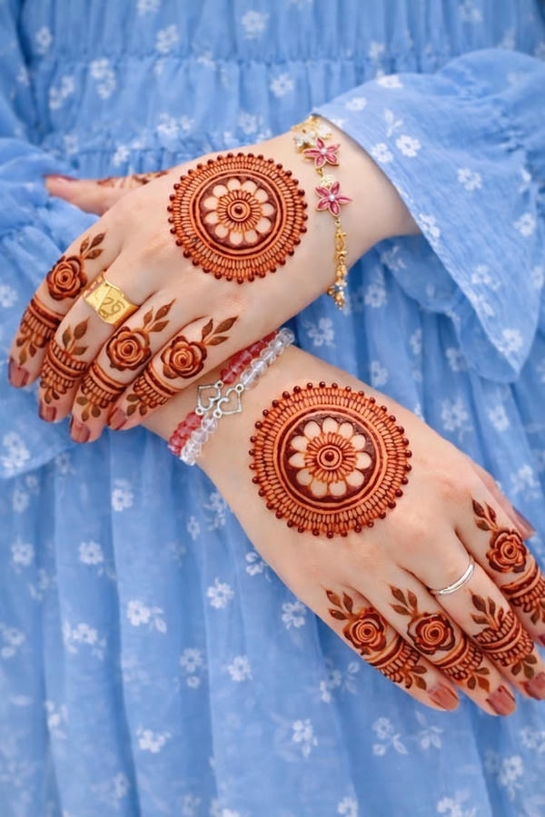 Back Hand Mehndi Design minimal