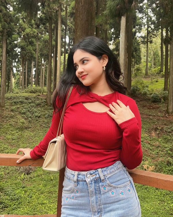 Simple Girl dp for Instagram profile picture