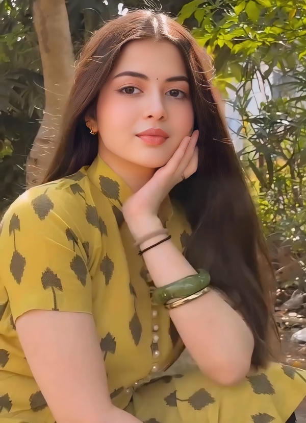 Cute Girl pic in saree