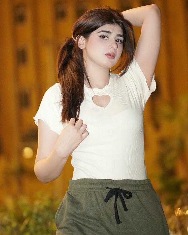 Cute Girl pic outdoor
