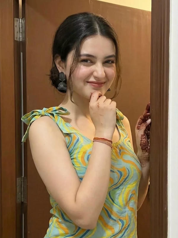 Cute Girl pic with flowers