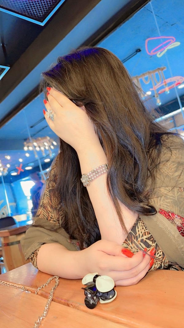 Hidden Face dp for Girls alone