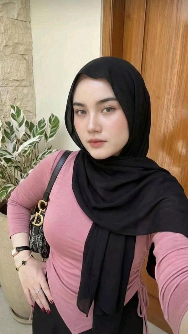 Hijab Girl DP HD