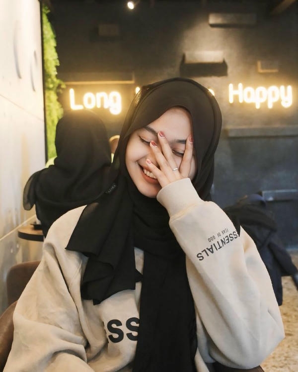 Hijab Girl Eyes DP
