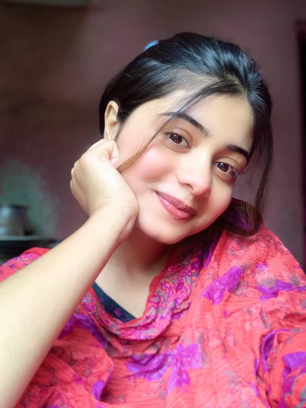 Mirror Selfie Girl Photo dp