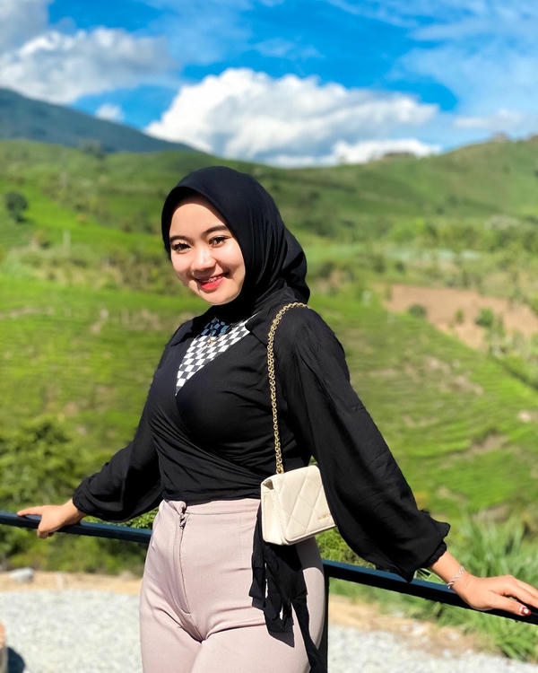 Sad Hijab Girl DP