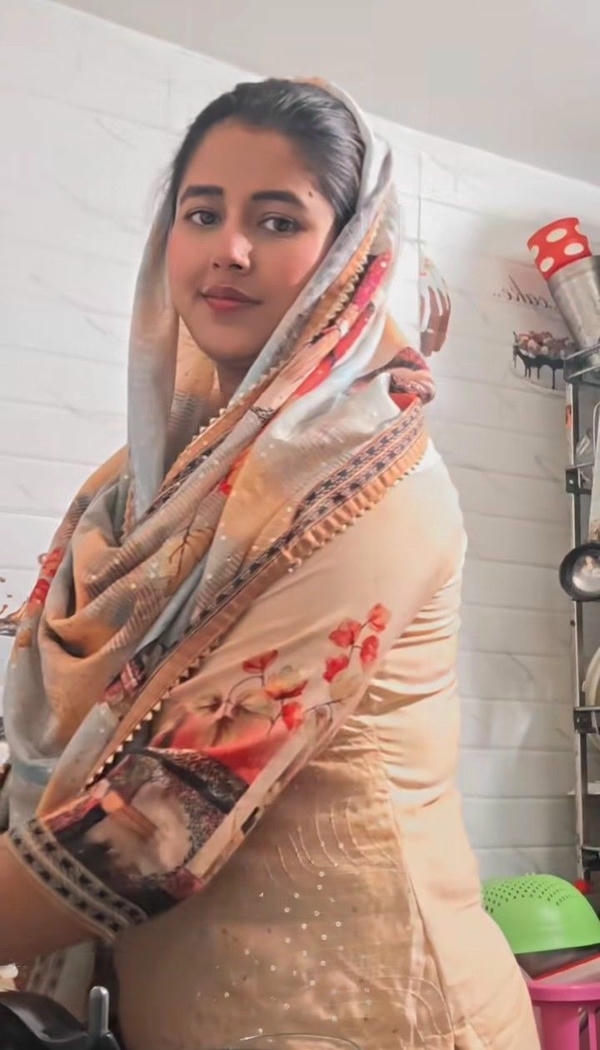 Stylish Instagram Hijab dp cute girl