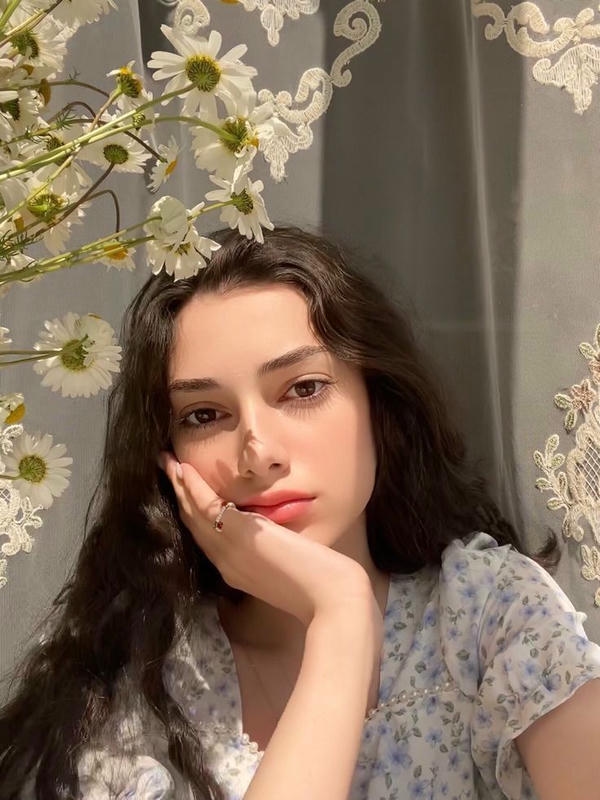 Beautiful Simple Girl Pic