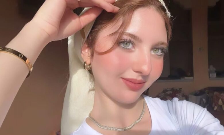 Cute Simple Girl Photo