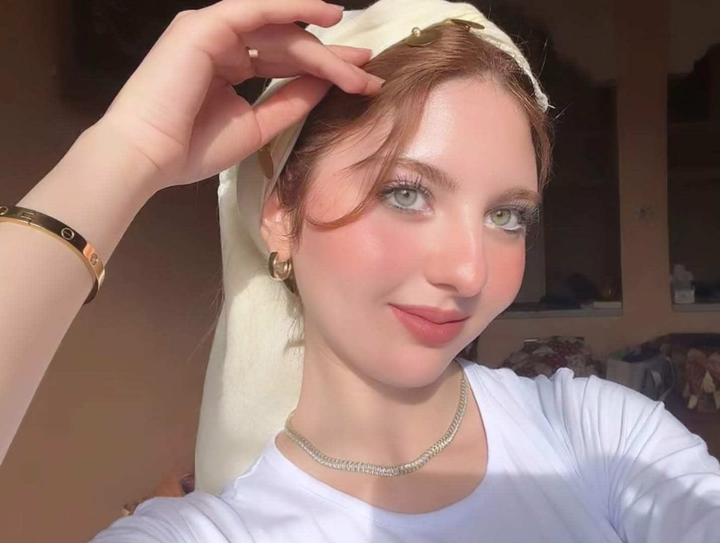 Cute Simple Girl Photo