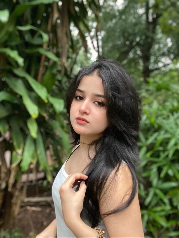Simple Girl dp for Instagram soft aesthetic