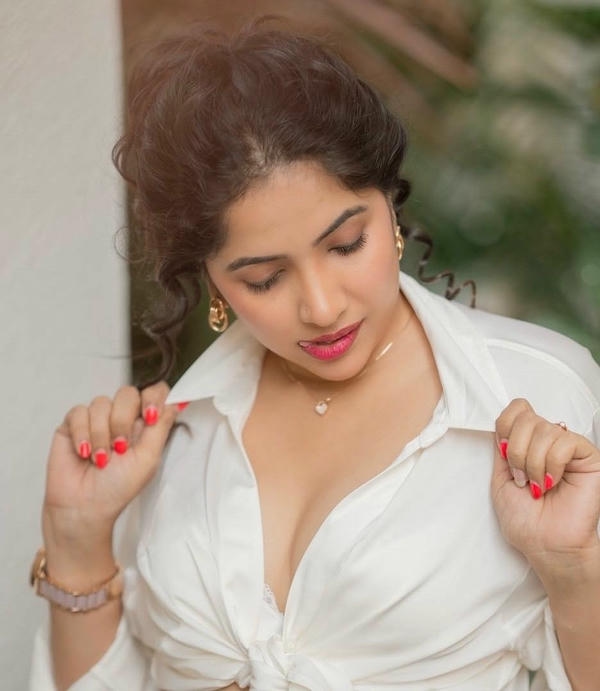 Simple Girl dp for Instagram pretty girl